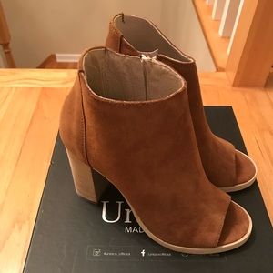 NEW IN BOX Italian suede boots size 6